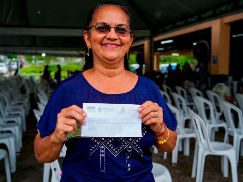 Uma carta anunciando o fim da isenção do Imposto Predial e Territorial Urbano (IPTU) e carnês com valores altos. Foi assim que Hebe Maria do Nascimento, de 54 anos, soube que teria mais uma conta para pagar, mesmo tendo direito à isenção. Assim como ela, moradores do Residencial Viver Melhor 3, na Zona Norte de Manaus, foram surpreendidos com a cobrança e recorreram à Defensoria Pública do Estado do Amazonas (DPE-AM) para garantir seus direitos.