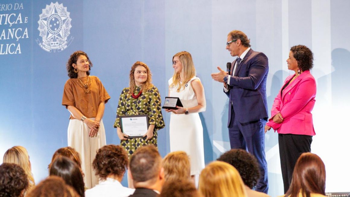 A Defensoria Pública do Estado do Amazonas (DPE-AM) foi premiada, nesta terça-feira (19/5), com o primeiro lugar na categoria Justiça Socioambiental, Povos e Comunidades Tradicionais do prêmio “Defensoria em Todos os Cantos”, promovido pelo Ministério da Justiça e Segurança Pública (MJSP). A cerimônia ocorreu no Palácio da Justiça, em Brasília, reunindo representantes de Defensorias Públicas de todo o país.