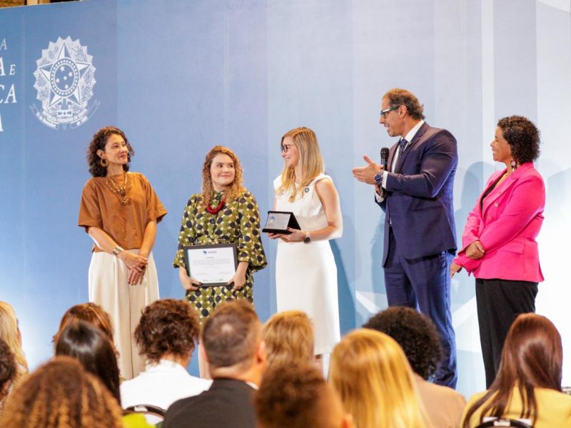A Defensoria Pública do Estado do Amazonas (DPE-AM) foi premiada, nesta terça-feira (19/5), com o primeiro lugar na categoria Justiça Socioambiental, Povos e Comunidades Tradicionais do prêmio “Defensoria em Todos os Cantos”, promovido pelo Ministério da Justiça e Segurança Pública (MJSP). A cerimônia ocorreu no Palácio da Justiça, em Brasília, reunindo representantes de Defensorias Públicas de todo o país.