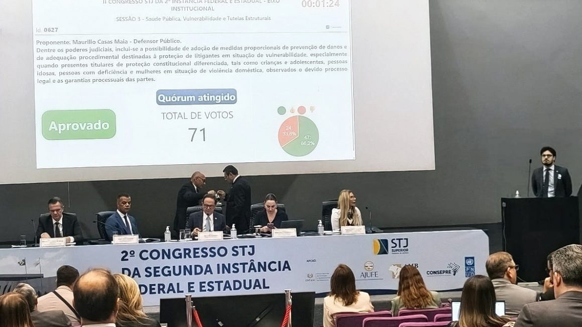 A Defensoria Pública do Estado do Amazonas (DPE-AM) participou do 2º Congresso do Superior Tribunal de Justiça da Segunda Instância Federal e Estadual, em Brasília, reforçando o debate sobre o acesso à Justiça para a população vulnerabilizada. Durante o evento, realizado no auditório do STJ, os defensores públicos Maurílio Casas Maia e Fernando Prestes defenderam a adoção de medidas que ampliem e facilitem o alcance dos cidadãos aos serviços do sistema de Justiça.