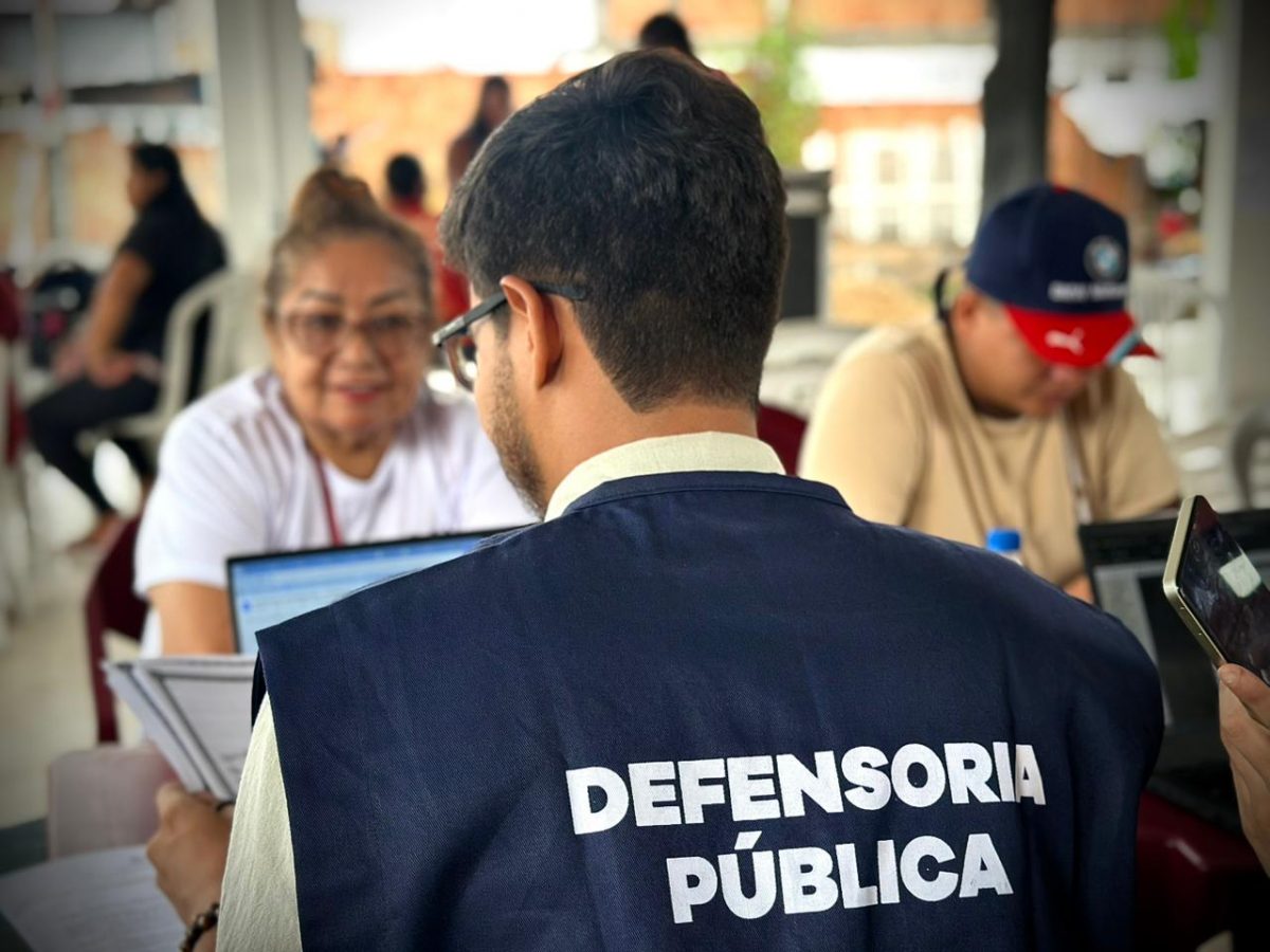 Moradores de 12 municípios do Amazonas terão acesso gratuito a atendimentos jurídicos entre os dias 26 e 28 de maio, por meio da ação “Justiça em Ação - UEA & Defensoria”, iniciativa realizada pela Defensoria Pública do Estado do Amazonas (DPE-AM) e Universidade do Estado do Amazonas (UEA). A parceria entre instituições mobiliza estudantes e amplia o acesso da população à Justiça e, ao mesmo tempo, proporciona prática aos alunos de Direito da universidade.