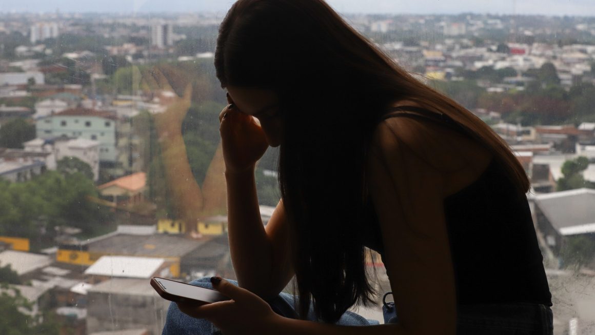 No Brasil, 8,8 milhões de mulheres declararam ter sofrido algum tipo de violência online em 2025. Para ampliar a proteção e garantir a responsabilização de crimes cometidos em ambiente digital contra elas, um pacote de leis e decretos foram aprovados, nesta quinta-feira (21/05), pelo Presidente Luiz Inácio Lula da Silva (PT). No Amazonas, o Núcleo Especializado de Promoção e Defesa dos Direitos da Mulher (Nudem) acompanha as mudanças na legislação.  