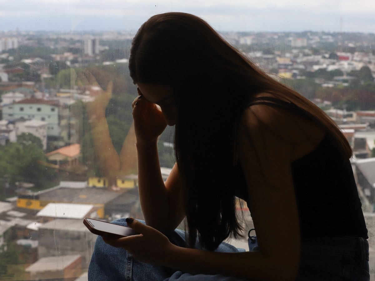 No Brasil, 8,8 milhões de mulheres declararam ter sofrido algum tipo de violência online em 2025. Para ampliar a proteção e garantir a responsabilização de crimes cometidos em ambiente digital contra elas, um pacote de leis e decretos foram aprovados, nesta quinta-feira (21/05), pelo Presidente Luiz Inácio Lula da Silva (PT). No Amazonas, o Núcleo Especializado de Promoção e Defesa dos Direitos da Mulher (Nudem) acompanha as mudanças na legislação.  