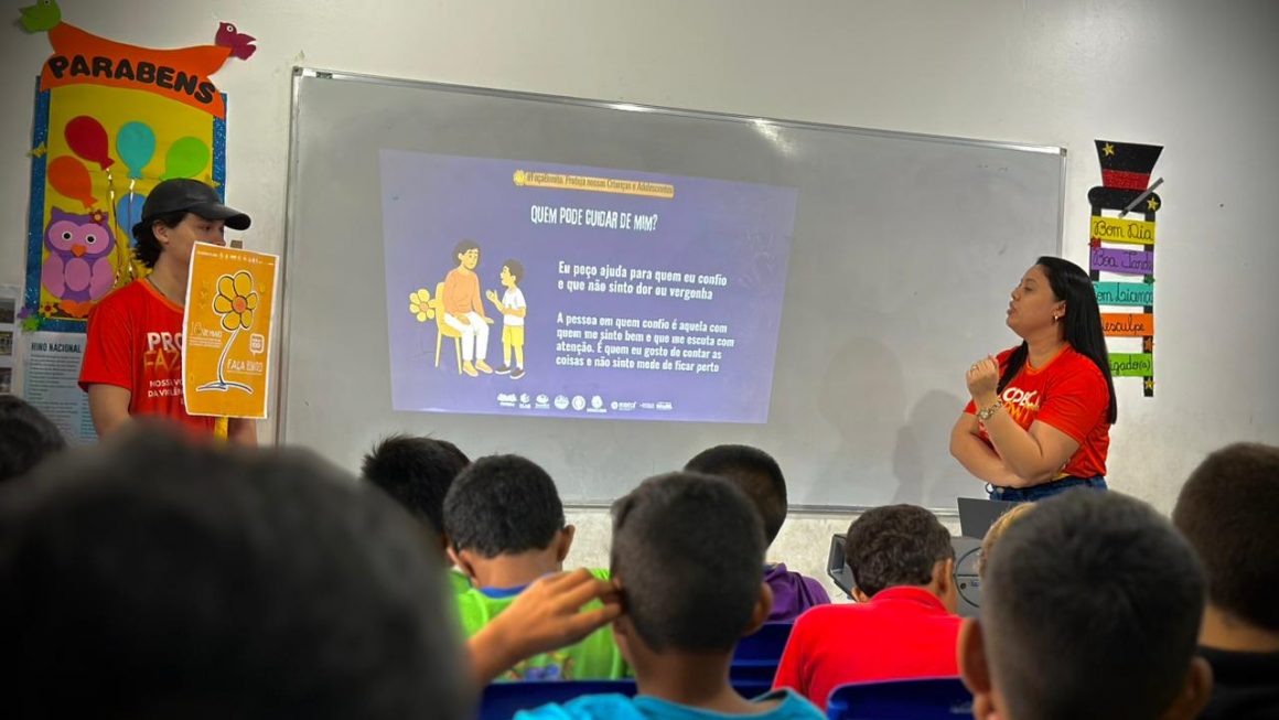 A Defensoria Pública do Estado do Amazonas (DPE-AM), em parceria com o Programa Observatório de Direitos da Criança e do Adolescente (Prodeca), da Universidade Federal do Amazonas (Ufam), reuniu, na manhã desta terça-feira (26/5), alunos do 3º e 4º ano do ensino fundamental da Escola Municipal Fernando Damasceno, em Iranduba, na Região Metropolitana de Manaus, para uma ação educativa da campanha Maio Laranja. A iniciativa buscou orientar as crianças, de forma simples e acessível, sobre como identificar situações de violência sexual e buscar proteção.