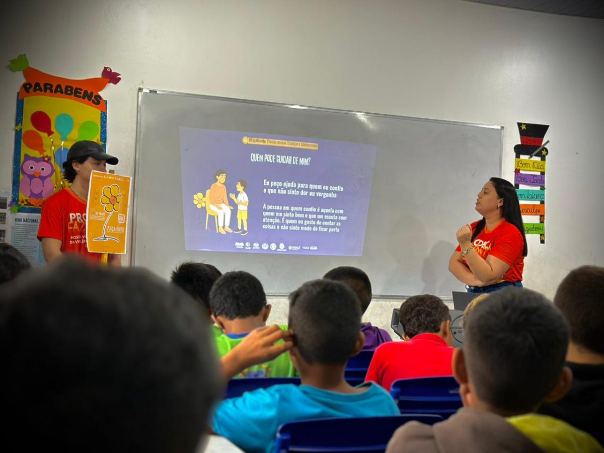 A Defensoria Pública do Estado do Amazonas (DPE-AM), em parceria com o Programa Observatório de Direitos da Criança e do Adolescente (Prodeca), da Universidade Federal do Amazonas (Ufam), reuniu, na manhã desta terça-feira (26/5), alunos do 3º e 4º ano do ensino fundamental da Escola Municipal Fernando Damasceno, em Iranduba, na Região Metropolitana de Manaus, para uma ação educativa da campanha Maio Laranja. A iniciativa buscou orientar as crianças, de forma simples e acessível, sobre como identificar situações de violência sexual e buscar proteção.
