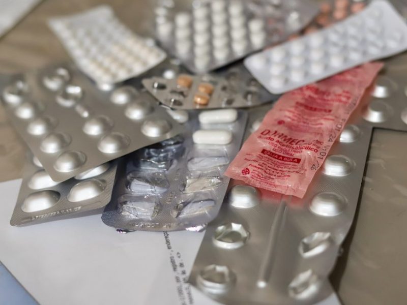 Pacientes com esclerose múltipla no Amazonas estão passando meses sem receber um medicamento essencial para conter o avanço da doença, apesar da necessidade do tratamento ser aplicado a cada seis meses. Em alguns casos, os pacientes já recorreram à Justiça e obtiveram decisões que obrigam o Estado a fornecer o remédio. Ainda assim, o fornecimento tem sido interrompido sem aviso prévio e sem previsão de retomada. Diante disso, a Defensoria Pública do Amazonas (DPE-AM) emitiu uma recomendação formal à Secretaria de Estado de Saúde (SES-AM) para que regularize a situação com urgência. 