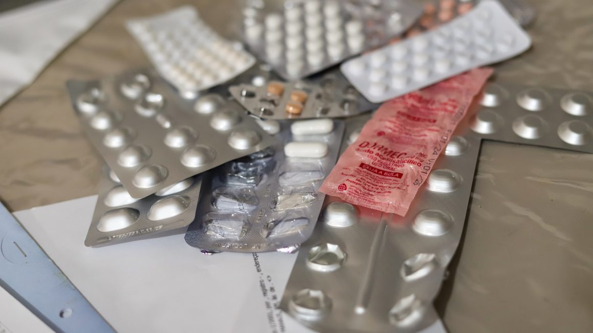 Pacientes com esclerose múltipla no Amazonas estão passando meses sem receber um medicamento essencial para conter o avanço da doença, apesar da necessidade do tratamento ser aplicado a cada seis meses. Em alguns casos, os pacientes já recorreram à Justiça e obtiveram decisões que obrigam o Estado a fornecer o remédio. Ainda assim, o fornecimento tem sido interrompido sem aviso prévio e sem previsão de retomada. Diante disso, a Defensoria Pública do Amazonas (DPE-AM) emitiu uma recomendação formal à Secretaria de Estado de Saúde (SES-AM) para que regularize a situação com urgência. 