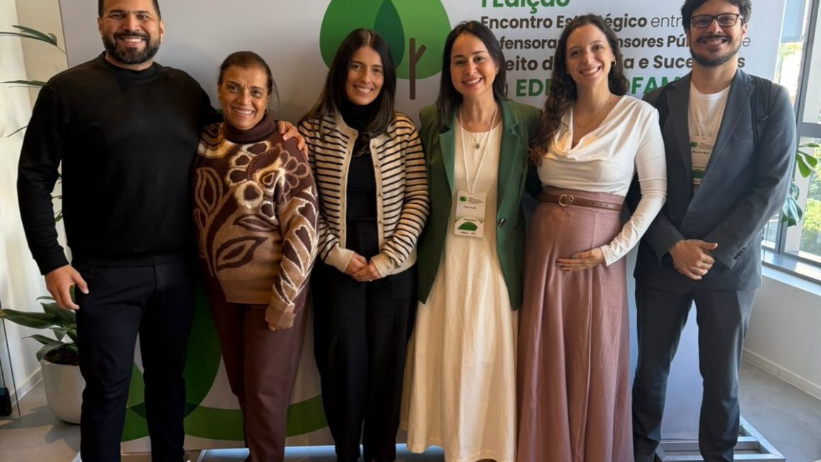 A Defensoria Pública do Estado do Amazonas (DPE-AM) teve participação de destaque na primeira edição do Encontro Estratégico entre Defensoras e Defensores Públicos de Direito de Família, realizado nos dias 18 e 19 de junho, em São Paulo. Dos 11 enunciados aprovados durante o evento, seis tiveram autoria de membros da Instituição, que contribuíram para a construção de propostas voltadas ao aperfeiçoamento da atuação na área de Família, responsável por concentrar uma das maiores demandas de atendimento da Defensoria.
