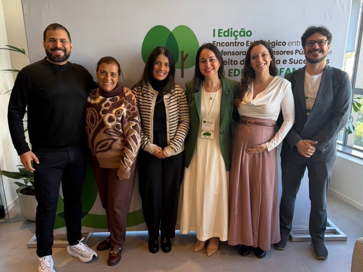 A Defensoria Pública do Estado do Amazonas (DPE-AM) teve participação de destaque na primeira edição do Encontro Estratégico entre Defensoras e Defensores Públicos de Direito de Família, realizado nos dias 18 e 19 de junho, em São Paulo. Dos 11 enunciados aprovados durante o evento, seis tiveram autoria de membros da Instituição, que contribuíram para a construção de propostas voltadas ao aperfeiçoamento da atuação na área de Família, responsável por concentrar uma das maiores demandas de atendimento da Defensoria.