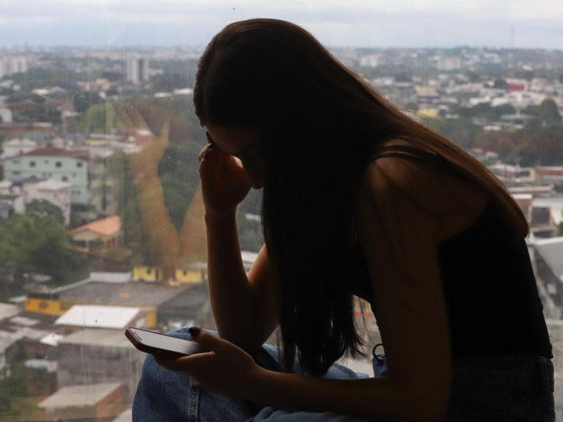 Ao completar 20 anos de vigência, a Lei Maria da Penha se consolida como um dos principais marcos legais na defesa dos direitos das mulheres no Brasil. Reconhecida internacionalmente como uma das legislações mais avançadas no enfrentamento à violência doméstica e familiar, a norma promoveu mudanças significativas na forma como o Estado responde às situações de violência de gênero, ampliando mecanismos de proteção, prevenção e responsabilização dos agressores.