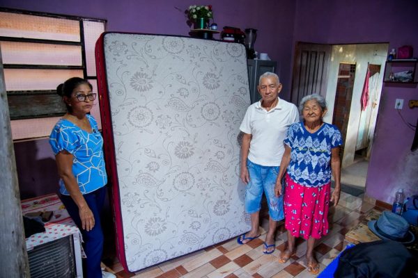 Moradores de Itacoatiara procuram Defensoria Pública para denunciar golpe aplicado por empresa de colchões de Goiânia