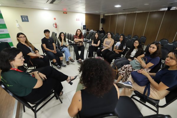 Estudantes de Psicologia da UFAM conhecem atuação social da Defensoria durante visita à instituição