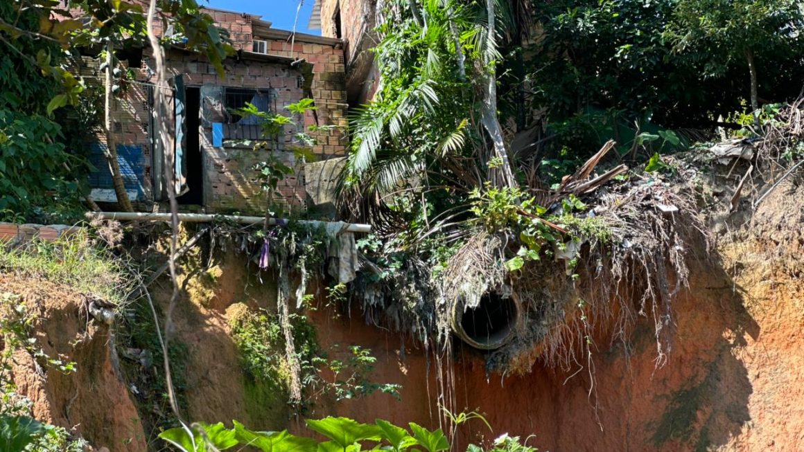 Moradores relatam cobrança de tarifas mesmo após desocupação de imóveis em áreas de risco e sem utilização dos serviços