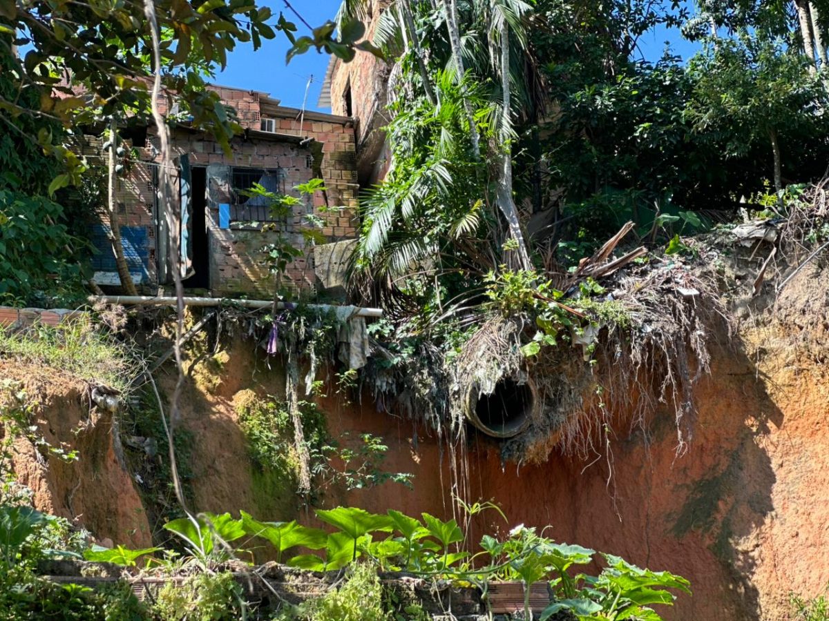 Moradores relatam cobrança de tarifas mesmo após desocupação de imóveis em áreas de risco e sem utilização dos serviços