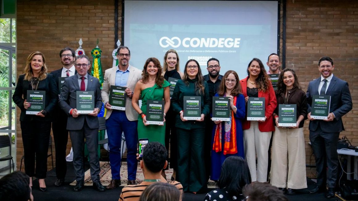 Manaus foi palco, nesta terça-feira (09/06), do lançamento da obra coletiva que documenta a atuação da Defensoria Pública na Conferência das Nações Unidas sobre as Mudanças Climáticas de 2025 (COP 30) e da Carta da Defensoria Pública por Justiça Socioambiental e Climática. O evento foi realizado no Museu da Amazônia (Musa), na Zona Norte, e contou com a participação de representantes da Defensoria de seis estados.