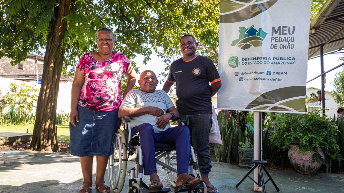 A história de Leidevane Lourenço e José Assunção ganhou mais um capítulo feliz nesta quarta-feira (03/06). Há 22 anos morando no bairro Gilberto Mestrinho, o casal de idosos não tinha mais esperanças de conseguir o título definitivo da casa onde moram. Com a chegada da ação da Defensoria Pública do Estado do Amazonas (DPE-AM) ao bairro, o sonho da regularização do terreno virou realidade.