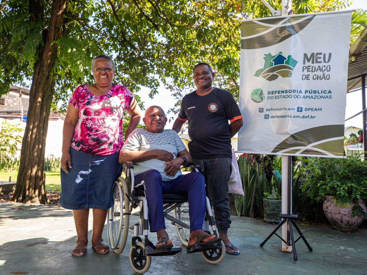 A história de Leidevane Lourenço e José Assunção ganhou mais um capítulo feliz nesta quarta-feira (03/06). Há 22 anos morando no bairro Gilberto Mestrinho, o casal de idosos não tinha mais esperanças de conseguir o título definitivo da casa onde moram. Com a chegada da ação da Defensoria Pública do Estado do Amazonas (DPE-AM) ao bairro, o sonho da regularização do terreno virou realidade.