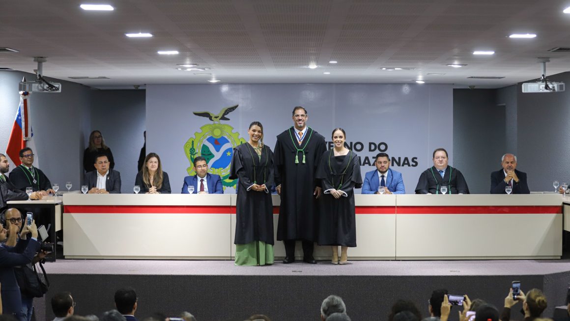A Defensoria Pública do Estado do Amazonas (DPE-AM) empossou, nesta segunda-feira (15/6), duas novas defensoras públicas, Catarina Lopes Maia e Marcela Vignoli Cordeiro Bessa, que reforçarão o quadro de membros da Instituição no interior. A solenidade de posse aconteceu na sede do Governo do Estado, localizado na Avenida Brasil, bairro Compensa, Zona Oeste da capital.