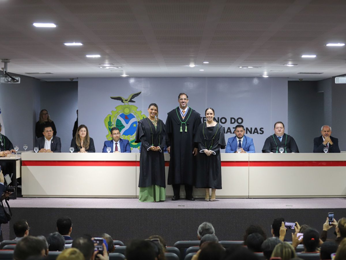 A Defensoria Pública do Estado do Amazonas (DPE-AM) empossou, nesta segunda-feira (15/6), duas novas defensoras públicas, Catarina Lopes Maia e Marcela Vignoli Cordeiro Bessa, que reforçarão o quadro de membros da Instituição no interior. A solenidade de posse aconteceu na sede do Governo do Estado, localizado na Avenida Brasil, bairro Compensa, Zona Oeste da capital.