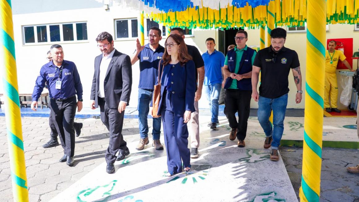 A Defensoria Pública do Estado Amazonas (DPE-AM), por meio do Núcleo de Atendimento Prisional (NAP), apresentou aos representantes da Secretaria Nacional de Políticas Penais (Senappen) como funcionam os atendimentos prisionais realizados em Manaus, durante a visita realizada ao Complexo Penitenciário Anísio Jobim (Compaj), no km 8 da Rodovia BR-174, nesta terça-feira (16/06).