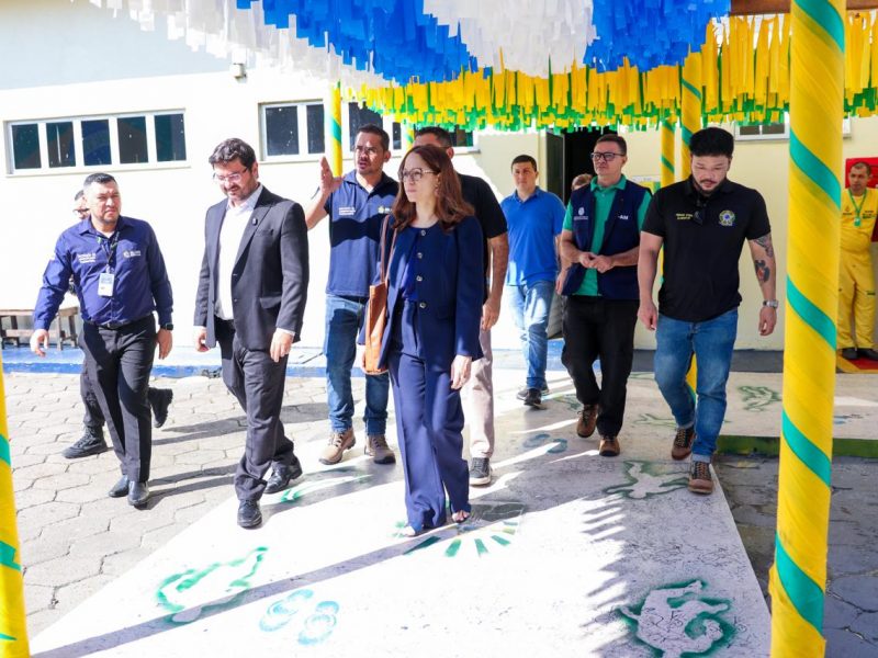 A Defensoria Pública do Estado Amazonas (DPE-AM), por meio do Núcleo de Atendimento Prisional (NAP), apresentou aos representantes da Secretaria Nacional de Políticas Penais (Senappen) como funcionam os atendimentos prisionais realizados em Manaus, durante a visita realizada ao Complexo Penitenciário Anísio Jobim (Compaj), no km 8 da Rodovia BR-174, nesta terça-feira (16/06).