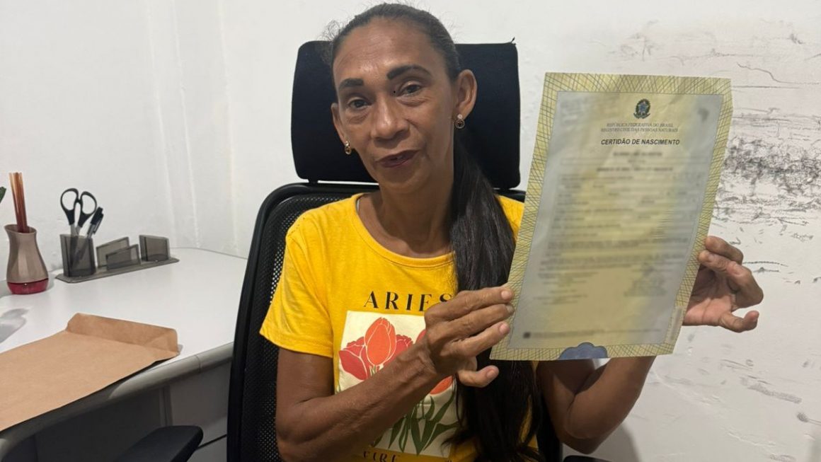 Depois de mais de uma década tentando recuperar sua certidão de nascimento, Silvana Lima Silvestre, de 53 anos, finalmente voltou a sorrir. Com o documento em mãos, ela retornou à unidade da Defensoria Pública do Estado do Amazonas (DPE-AM) em Presidente Figueiredo para compartilhar a conquista que mudou sua vida.
