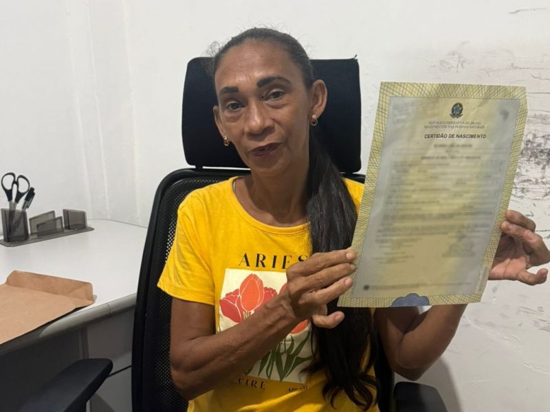 Depois de mais de uma década tentando recuperar sua certidão de nascimento, Silvana Lima Silvestre, de 53 anos, finalmente voltou a sorrir. Com o documento em mãos, ela retornou à unidade da Defensoria Pública do Estado do Amazonas (DPE-AM) em Presidente Figueiredo para compartilhar a conquista que mudou sua vida.