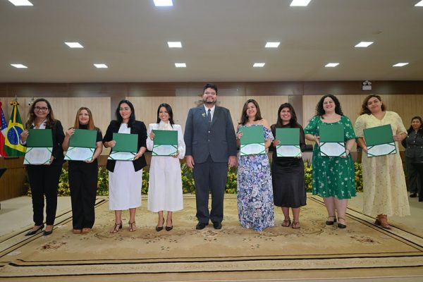 Servidores da Defensoria recebem menção honrosa do TJAM por trabalhos de especialização