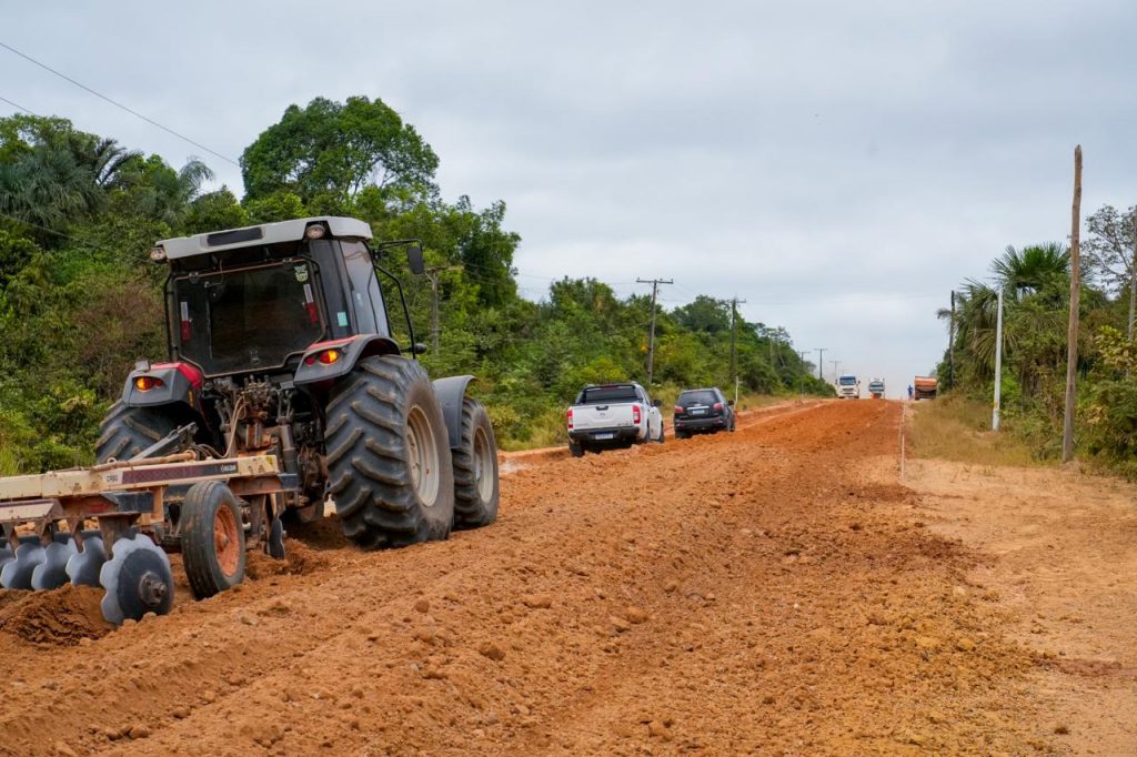 A Defensoria Pública do Estado do Amazonas (DPE-AM), por meio do Núcleo de Moradia (Numaf), lança o projeto “Gente da 319”: uma política institucional de regularização fundiária, mediação de conflitos e desenvolvimento sustentável voltada às famílias que vivem ao longo dos mais de 800 quilômetros da rodovia, entre Manaus e a divisa com Rondônia.