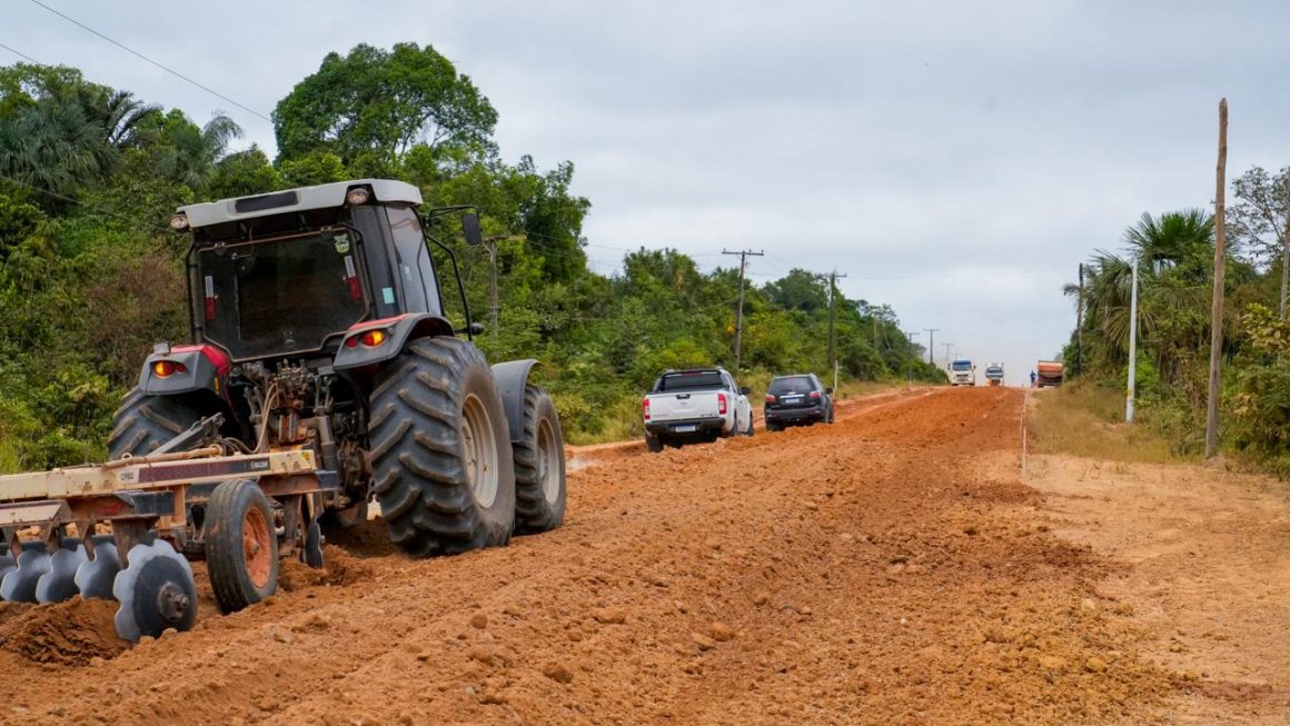 A Defensoria Pública do Estado do Amazonas (DPE-AM), por meio do Núcleo de Moradia (Numaf), lança o projeto “Gente da 319”: uma política institucional de regularização fundiária, mediação de conflitos e desenvolvimento sustentável voltada às famílias que vivem ao longo dos mais de 800 quilômetros da rodovia, entre Manaus e a divisa com Rondônia.