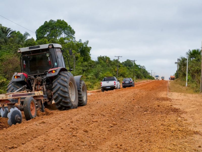 A Defensoria Pública do Estado do Amazonas (DPE-AM), por meio do Núcleo de Moradia (Numaf), lança o projeto “Gente da 319”: uma política institucional de regularização fundiária, mediação de conflitos e desenvolvimento sustentável voltada às famílias que vivem ao longo dos mais de 800 quilômetros da rodovia, entre Manaus e a divisa com Rondônia.