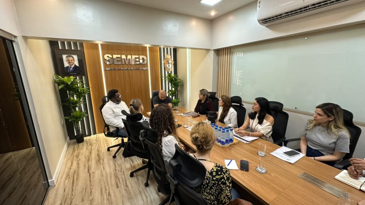 A Defensoria Pública do Estado do Amazonas (DPE-AM), por meio do Núcleo Especializado de Promoção e Defesa dos Direitos da Mulher (Nudem), está articulando, em conjunto com a Secretaria Municipal de Educação de Manaus (Semed), a criação de um fluxo para priorizar o acesso de filhos de mulheres em situação de violência doméstica e de crianças órfãs do feminicídio às vagas na rede municipal de ensino. A iniciativa foi discutida em reunião entre representantes das instituições e integra as ações voltadas ao fortalecimento da rede de proteção às mulheres e às crianças em situação de vulnerabilidade.