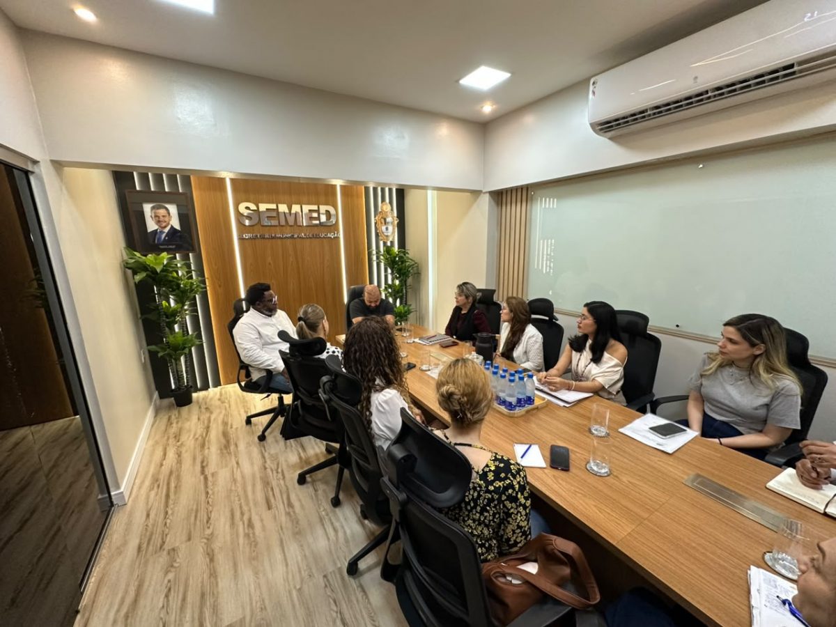 A Defensoria Pública do Estado do Amazonas (DPE-AM), por meio do Núcleo Especializado de Promoção e Defesa dos Direitos da Mulher (Nudem), está articulando, em conjunto com a Secretaria Municipal de Educação de Manaus (Semed), a criação de um fluxo para priorizar o acesso de filhos de mulheres em situação de violência doméstica e de crianças órfãs do feminicídio às vagas na rede municipal de ensino. A iniciativa foi discutida em reunião entre representantes das instituições e integra as ações voltadas ao fortalecimento da rede de proteção às mulheres e às crianças em situação de vulnerabilidade.