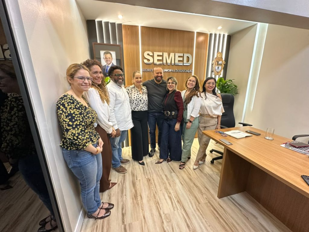 A Defensoria Pública do Estado do Amazonas (DPE-AM), por meio do Núcleo Especializado de Promoção e Defesa dos Direitos da Mulher (Nudem), está articulando, em conjunto com a Secretaria Municipal de Educação de Manaus (Semed), a criação de um fluxo para priorizar o acesso de filhos de mulheres em situação de violência doméstica e de crianças órfãs do feminicídio às vagas na rede municipal de ensino. A iniciativa foi discutida em reunião entre representantes das instituições e integra as ações voltadas ao fortalecimento da rede de proteção às mulheres e às crianças em situação de vulnerabilidade.