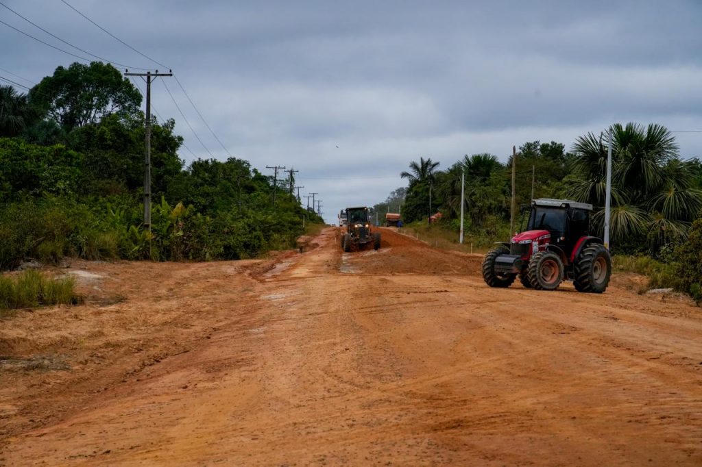 A Defensoria Pública do Estado do Amazonas (DPE-AM), por meio do Núcleo de Moradia (Numaf), lança o projeto “Gente da 319”: uma política institucional de regularização fundiária, mediação de conflitos e desenvolvimento sustentável voltada às famílias que vivem ao longo dos mais de 800 quilômetros da rodovia, entre Manaus e a divisa com Rondônia.