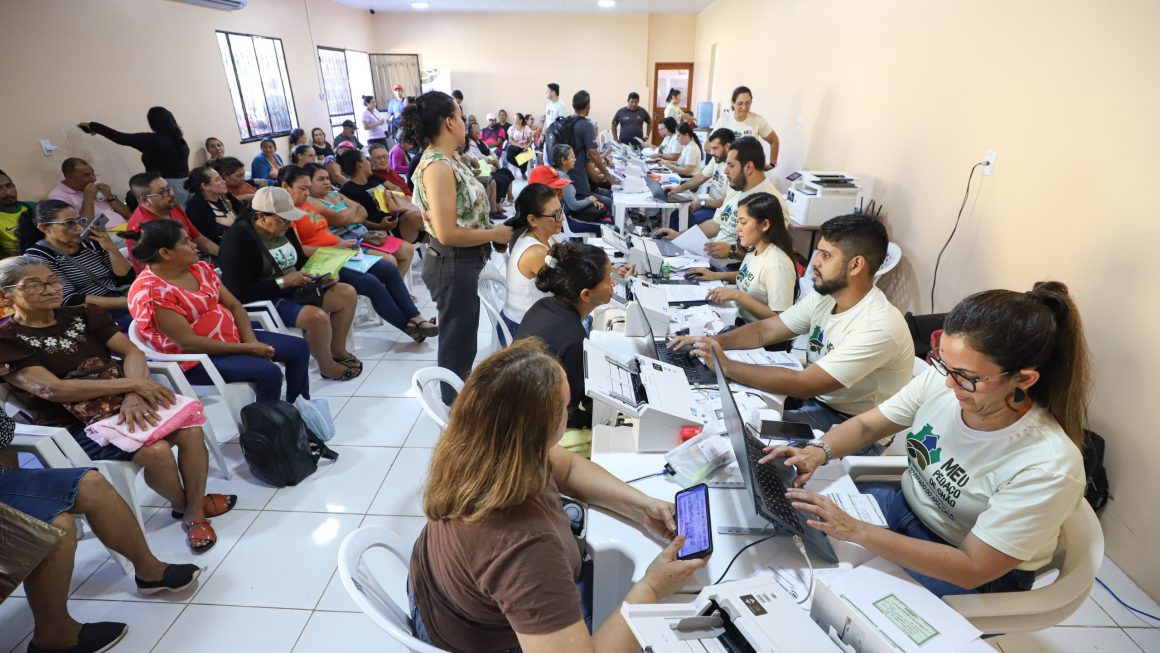 Moradores de Manacapuru, localizado a 68 quilômetros de Manaus, recebem até esta quinta-feira (03/07) atendimentos de regularização fundiária na Paróquia de Nossa Senhora de Nazaré. A ação é promovida pela Defensoria Pública do Estado do Amazonas (DPE-AM), por meio do projeto “Meu Pedaço de Chão”, que retorna ao município pela segunda vez para ampliar o acesso da população ao direito à regularização de imóveis.
