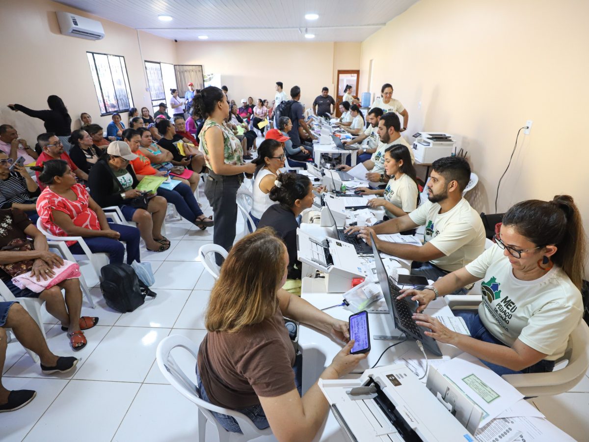 Moradores de Manacapuru, localizado a 68 quilômetros de Manaus, recebem até esta quinta-feira (03/07) atendimentos de regularização fundiária na Paróquia de Nossa Senhora de Nazaré. A ação é promovida pela Defensoria Pública do Estado do Amazonas (DPE-AM), por meio do projeto “Meu Pedaço de Chão”, que retorna ao município pela segunda vez para ampliar o acesso da população ao direito à regularização de imóveis.