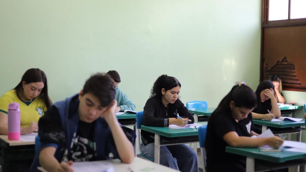 A Defensoria Pública do Amazonas (DPE-AM), por meio da Escola Superior da Instituição (Esudpam), realizou, neste domingo (5/7), a prova com questões objetivas e subjetivas do processo seletivo para estágio. No total, 336 estudantes participaram do certame que ocorreu na Escola Superior de Tecnologia da Universidade do Estado do Amazonas (EST/UEA), na zona Centro-Sul de Manaus.