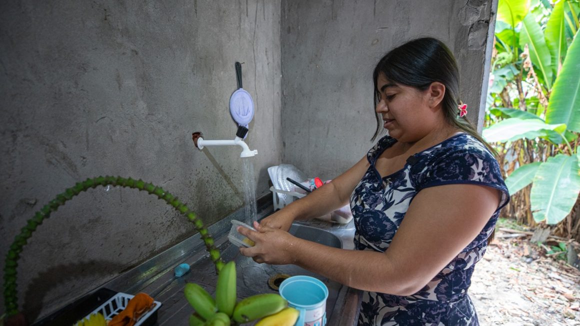 Vinte minutos de caminhada ao lado da filha para chegar até um poço artesiano, localizado no bairro Colônia Terra Nova, na zona Norte da capital. Por seis meses, essa foi a realidade enfrentada pela família do Carmo para conseguir ter acesso à água potável para beber e preparar os alimentos da casa. Após inúmeros pedidos de restabelecimento do serviço à concessionária de água, sem sucesso, a luta da família teve fim com o apoio da Defensoria Pública do Estado do Amazonas (DPE-AM)