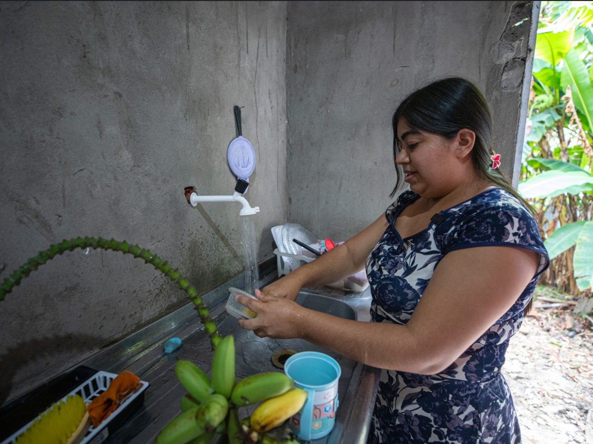 Vinte minutos de caminhada ao lado da filha para chegar até um poço artesiano, localizado no bairro Colônia Terra Nova, na zona Norte da capital. Por seis meses, essa foi a realidade enfrentada pela família do Carmo para conseguir ter acesso à água potável para beber e preparar os alimentos da casa. Após inúmeros pedidos de restabelecimento do serviço à concessionária de água, sem sucesso, a luta da família teve fim com o apoio da Defensoria Pública do Estado do Amazonas (DPE-AM)