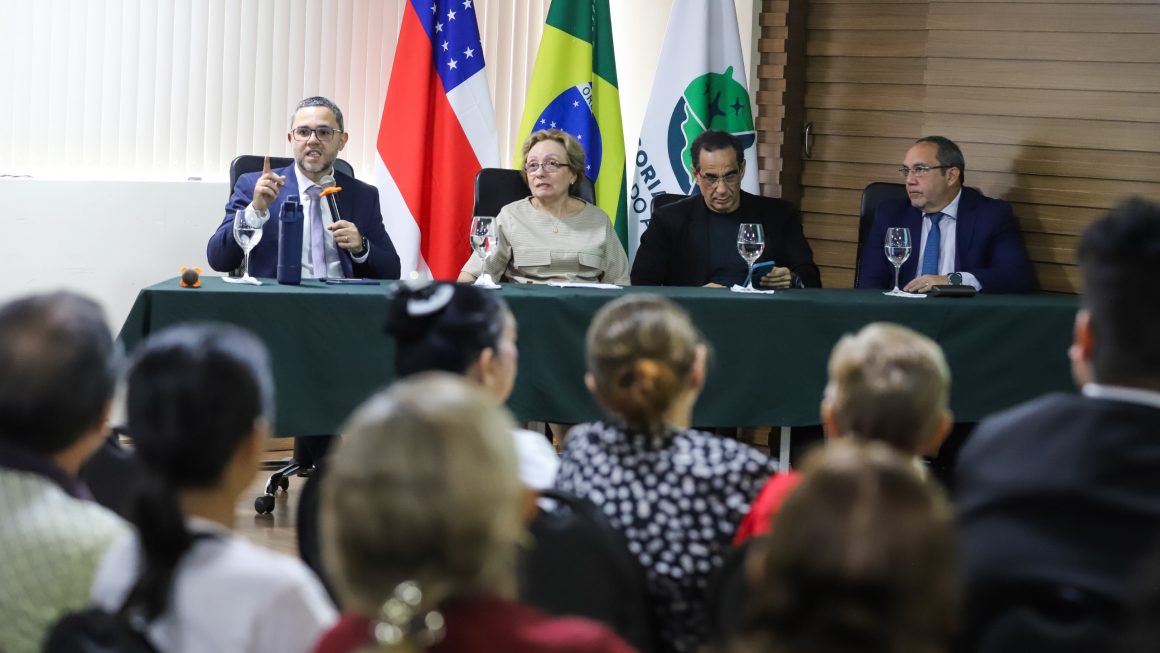 A Defensoria Pública do Estado do Amazonas (DPE-AM), por meio da Escola Superior da Instituição (Esudpam), realizou, nesta terça-feira (30/06), dois cursos voltados ao enfrentamento da violência contra pessoas idosas, no auditório da sede administrativa, localizado na Avenida André Araújo, número 679, bairro Aleixo.