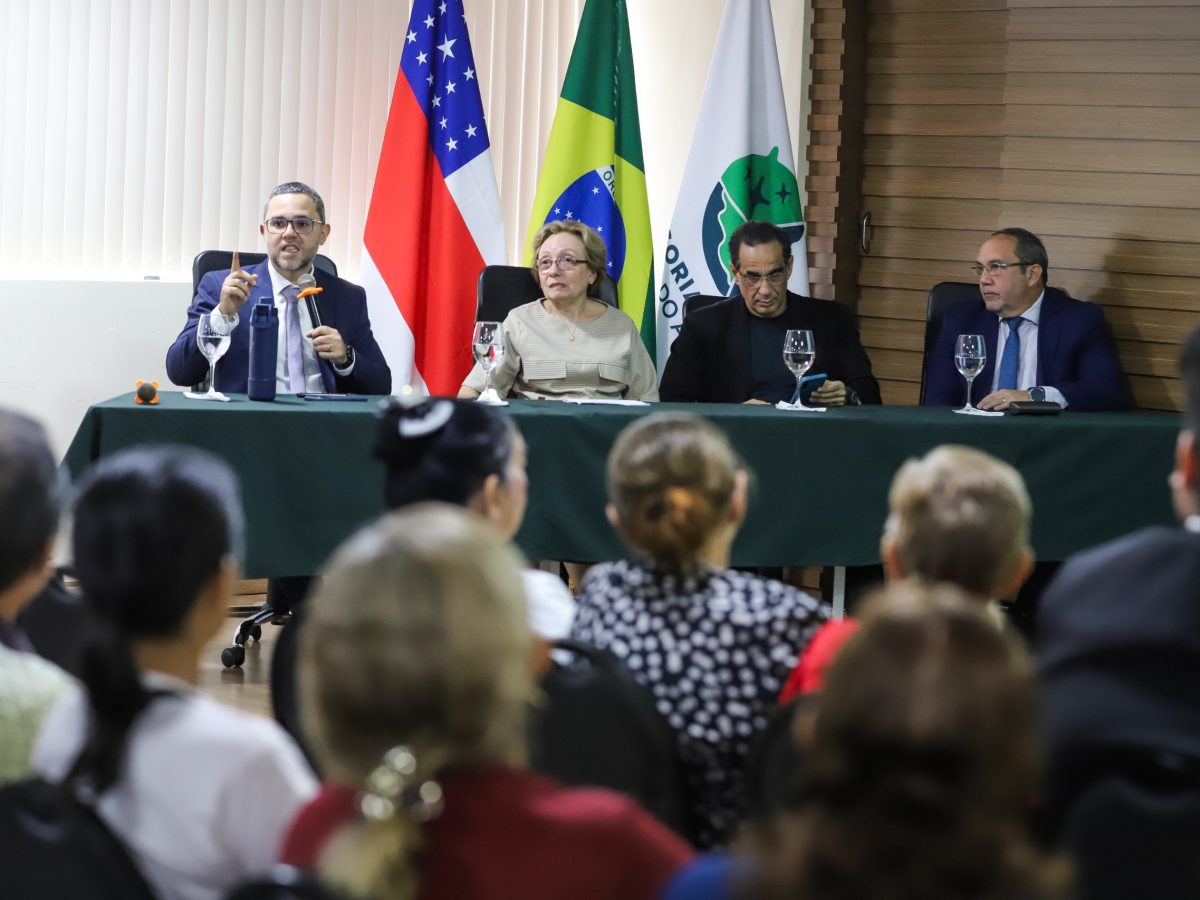 A Defensoria Pública do Estado do Amazonas (DPE-AM), por meio da Escola Superior da Instituição (Esudpam), realizou, nesta terça-feira (30/06), dois cursos voltados ao enfrentamento da violência contra pessoas idosas, no auditório da sede administrativa, localizado na Avenida André Araújo, número 679, bairro Aleixo.
