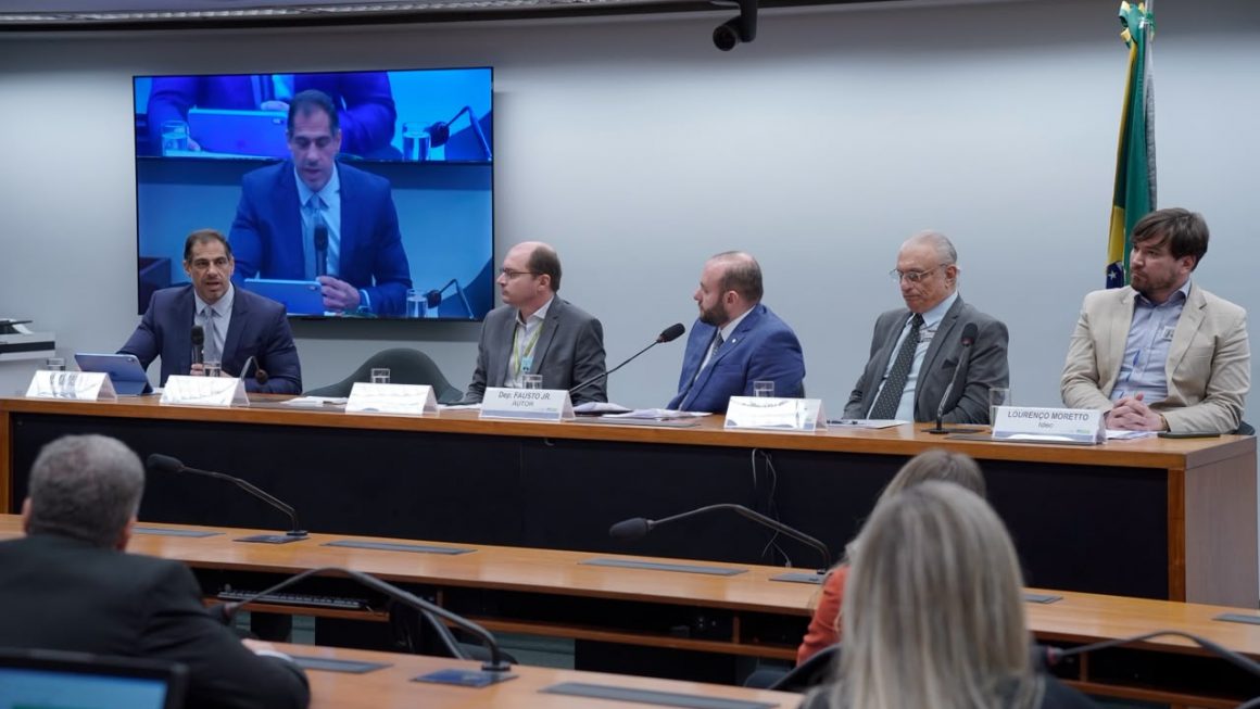A Defensoria Pública do Estado do Amazonas (DPE-AM) levou à Câmara dos Deputados, em Brasília, uma série de proposições direcionadas à Comissão de Defesa do Consumidor e à Âmbar Energia, concessionária responsável pelo fornecimento de energia elétrica no Amazonas. A participação ocorreu na audiência pública promovida pelas Comissões de Defesa do Consumidor e de Minas e Energia, realizada nesta terça-feira (30/6), no plenário 14 da Casa.