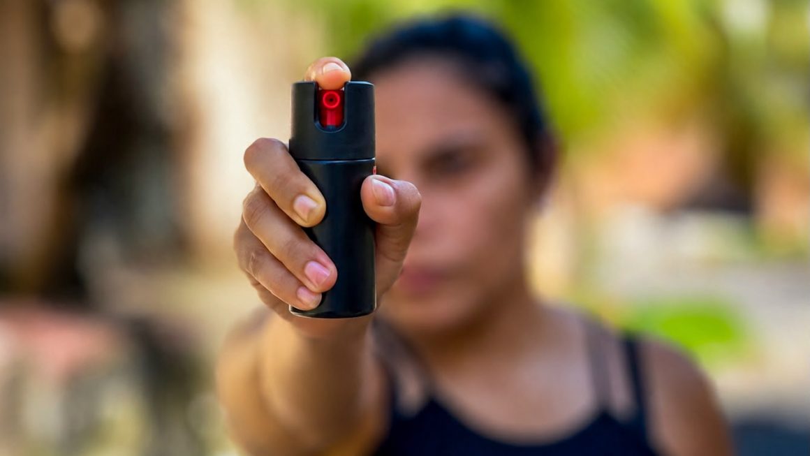 Está em vigor a Lei nº 15.474/2026, que autoriza a comercialização, a aquisição e a posse de aerossol de extratos vegetais para defesa pessoal da mulher, sancionada pelo presidente Luiz Inácio Lula da Silva nesta sexta-feira (24/07). A legislação amplia os mecanismos de proteção, mas não substitui as medidas protetivas previstas na Lei Maria da Penha nem a atuação da rede de proteção às mulheres. Diante do novo cenário, a Defensoria Pública do Estado do Amazonas (DPE-AM) orienta sobre o uso responsável do dispositivo e reforça que ele deve ser utilizado apenas em situações de risco.