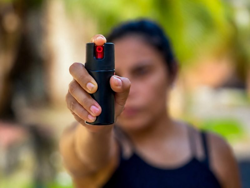 Está em vigor a Lei nº 15.474/2026, que autoriza a comercialização, a aquisição e a posse de aerossol de extratos vegetais para defesa pessoal da mulher, sancionada pelo presidente Luiz Inácio Lula da Silva nesta sexta-feira (24/07). A legislação amplia os mecanismos de proteção, mas não substitui as medidas protetivas previstas na Lei Maria da Penha nem a atuação da rede de proteção às mulheres. Diante do novo cenário, a Defensoria Pública do Estado do Amazonas (DPE-AM) orienta sobre o uso responsável do dispositivo e reforça que ele deve ser utilizado apenas em situações de risco.