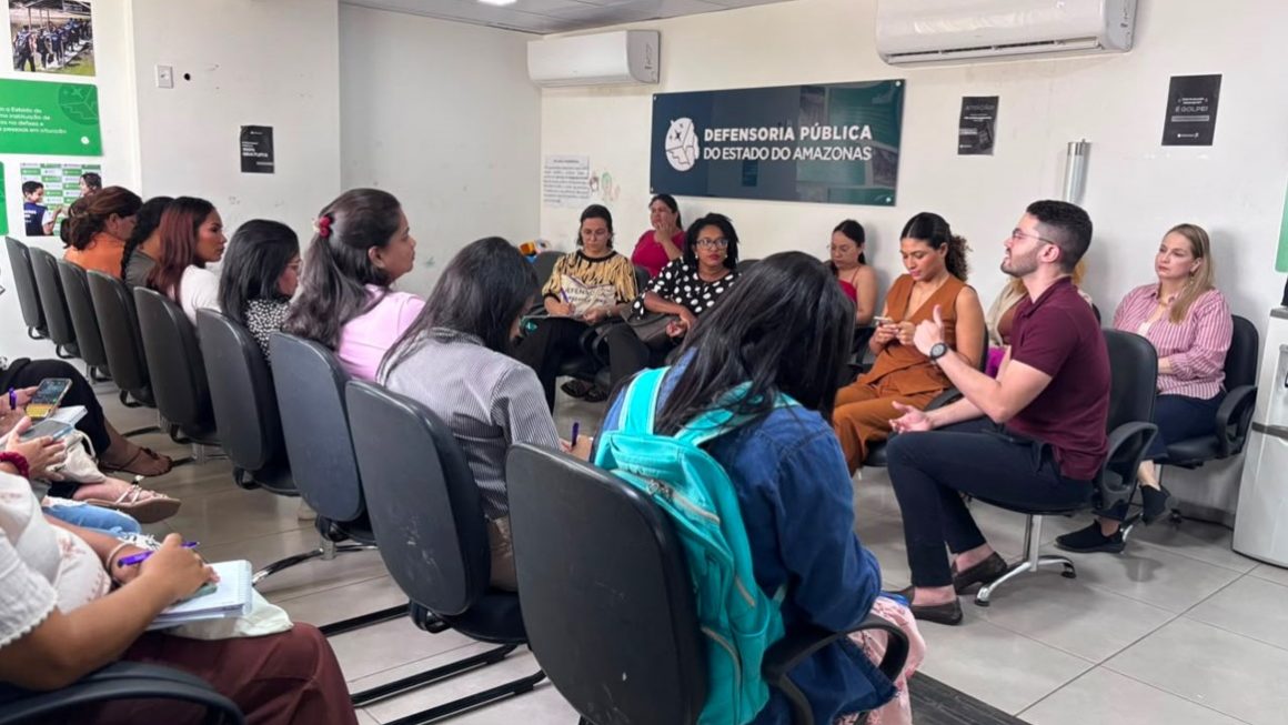 Alunas do curso Defensoras Populares conheceram a rede de proteção à mulher; durante a programação foram identificadas as mulheres que vão compartilhar suas histórias na nova edição da exposição Sem Medo de Viver