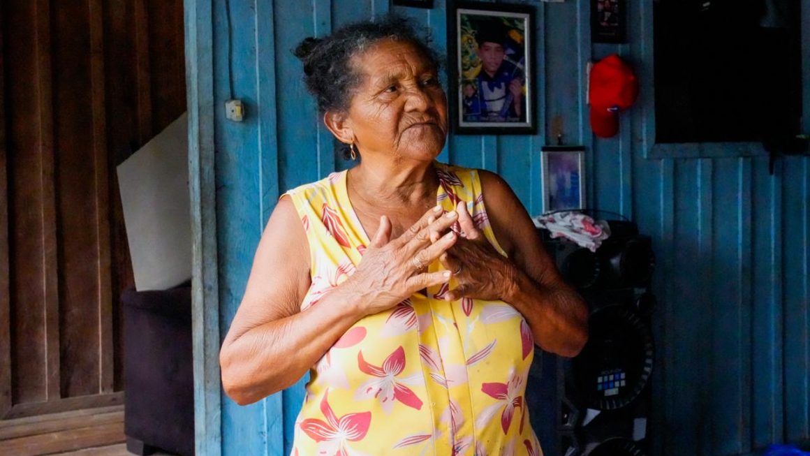 Nascida às margens do mesmo rio onde vive até hoje, Sulamita Assunção da Fonseca, de 74 anos, chegou à comunidade localizada na BR-319 em 1979, ano em que se casou com um homem que trabalhava na balsa da região. Desde então, viu os filhos nascerem, crescerem e partirem para Manaus, Porto Velho e Careiro Castanho. Agora, torce para que todos voltem a morar por perto. 