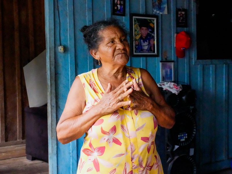 Nascida às margens do mesmo rio onde vive até hoje, Sulamita Assunção da Fonseca, de 74 anos, chegou à comunidade localizada na BR-319 em 1979, ano em que se casou com um homem que trabalhava na balsa da região. Desde então, viu os filhos nascerem, crescerem e partirem para Manaus, Porto Velho e Careiro Castanho. Agora, torce para que todos voltem a morar por perto. 