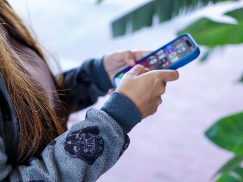 Em um período de um ano, uma a cada cinco crianças e adolescentes de 12 a 17 anos foi vítima de abuso ou exploração sexual no Brasil. O levantamento foi feito pela Disrupting Harm in Brazil, lançado pelo Unicef Innocenti, em março deste ano, e integra uma das estatísticas que levaram o Senado a aprovar, nesta terça-feira (07/07), penas mais severas para violência sexual praticadas contra esse público no ambiente digital. No Amazonas, o Núcleo de Defesa dos Direitos das Crianças e Adolescentes (Nudeca) é o responsável por reforçar a rede de proteção desse público.   Com o avanço das tecnologias, a presença no meio digital passou a ser cada vez mais comum para pessoas de todas as idades. No entanto, a faixa etária de 12 a 17 anos é uma das mais afetadas e vulneráveis aos riscos trazidos por esse meio. 