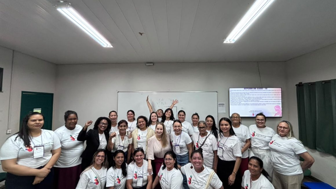 No encontro, foram apresentados os tipos de violência, a importância do acolhimento às vítimas e o encaminhamento das mulheres à rede de proteção.